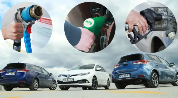 Tankowanie aut spalinowych: pistolety na stacji paliw i trzy samochody Toyota Auris.