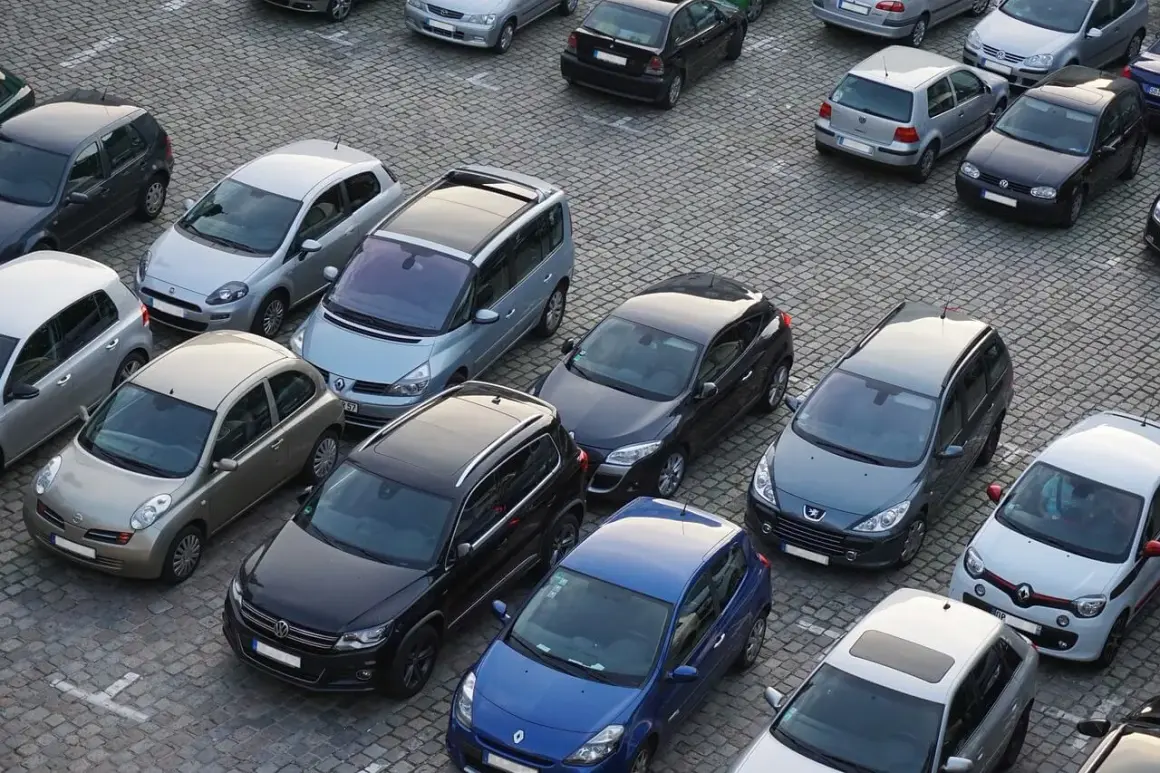 Wiele samochodów na parkingu. Zastanawiasz się, czy płacić wezwanie do zapłaty za parking?