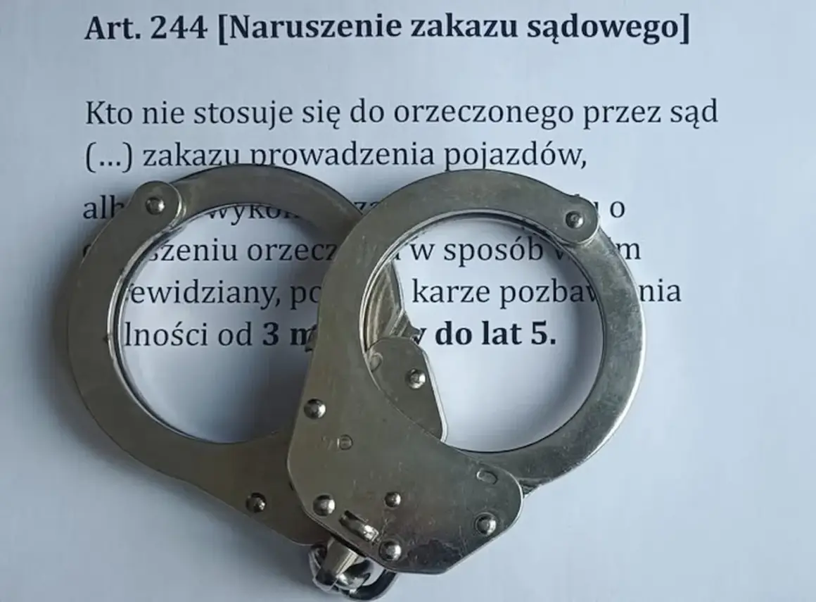 Kajdanki na dokumencie o naruszeniu zakazu sądowego prowadzenia pojazdów. Grozi za to kara pozbawienia wolności do lat 5.