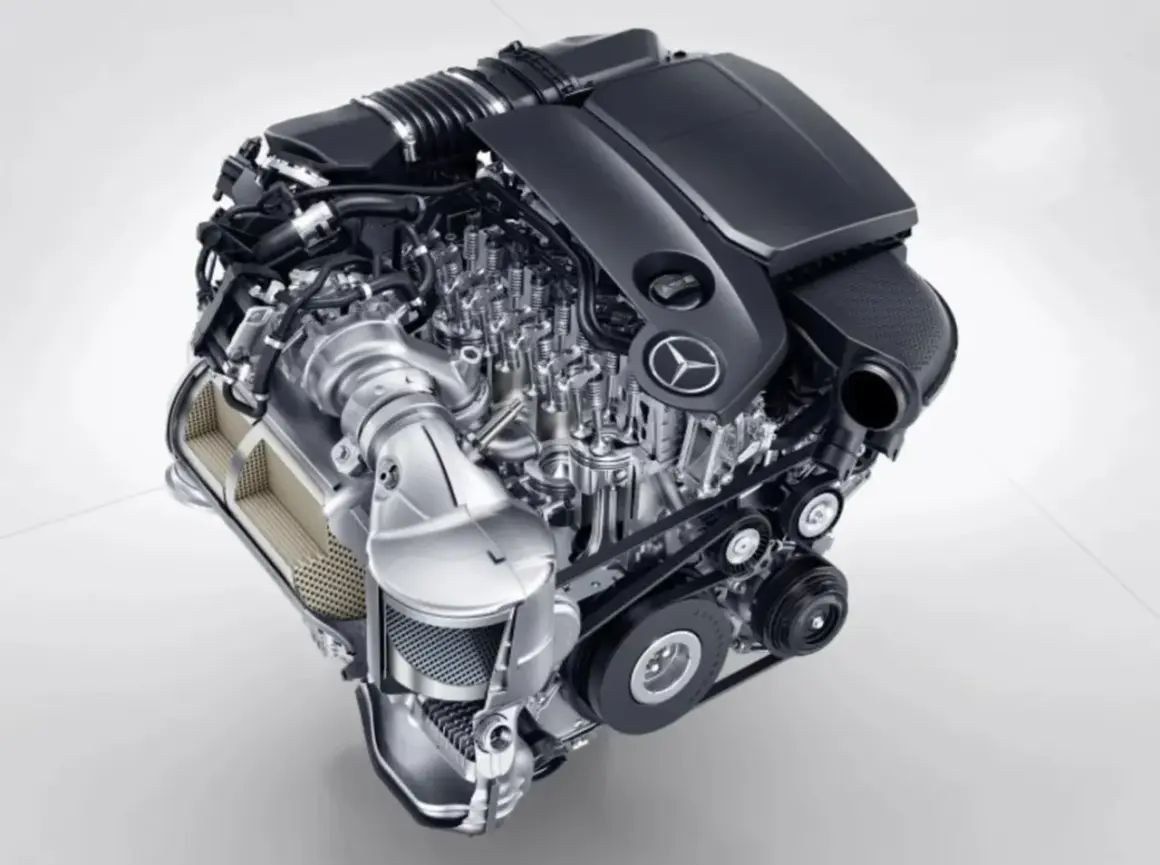 Nowoczesny silnik Mercedes-Benz, przykład jednych z najlepszych silników samochodowych, z turbosprężarką i elementami układu wydechowego.