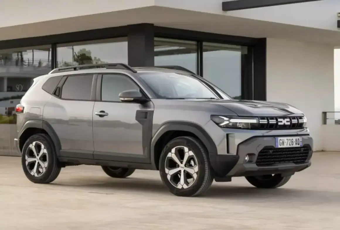 Szary Dacia Duster, jeden z najlepszych aut do gazu, parkuje przed nowoczesnym budynkiem.