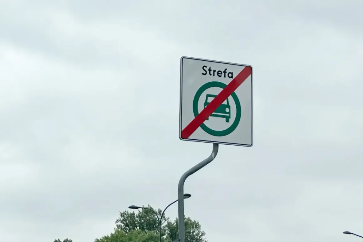 Koniec strefy czystego transportu. Znak informuje o zakończeniu obszaru, gdzie obowiązują ograniczenia dla pojazdów.