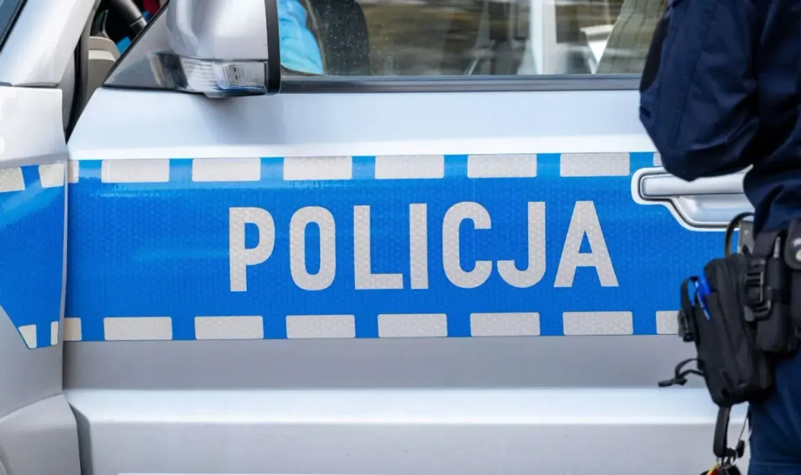 Policjant przy radiowozie z napisem POLICJA. Czyżby nowe mandaty?