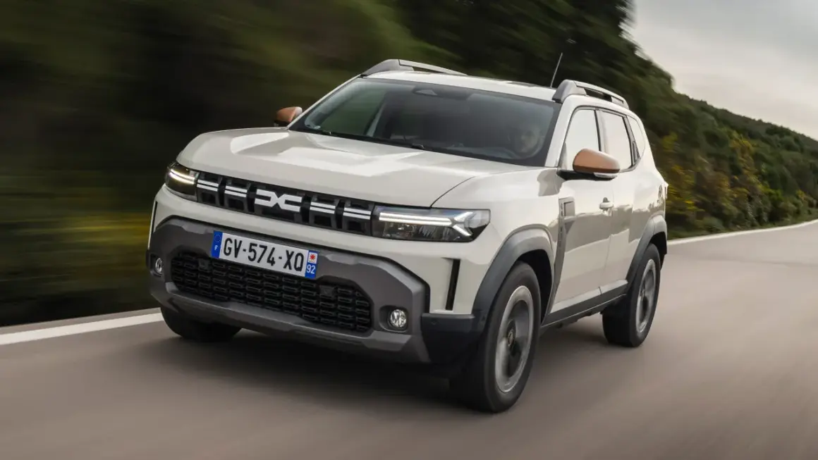 Nowy Dacia Duster, reprezentant segmentu SUV, przemierza malowniczą drogę.