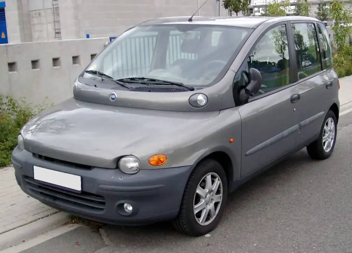 Szary Fiat Multipla, często uznawany za najbrzydsze auto na świecie, z charakterystycznym przodem i nietypowym kształtem.