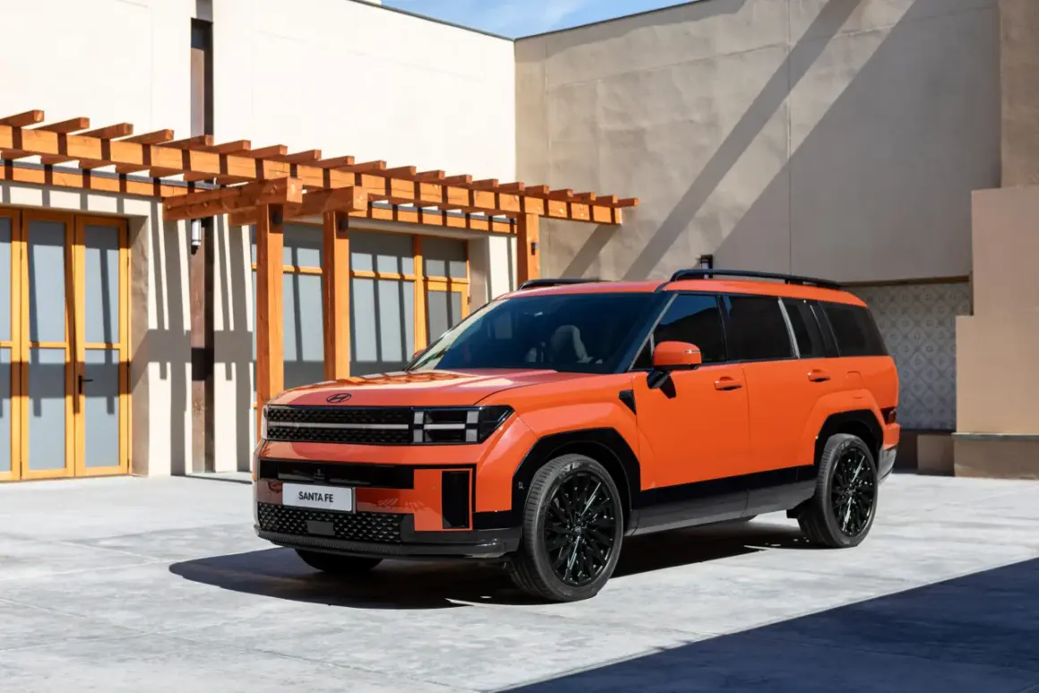 Pomarańczowy, tani SUV z dużym bagażnikiem, idealny na rodzinne wycieczki. Stylowy design i przestronne wnętrze.
