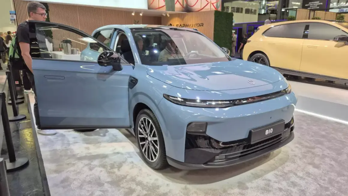 Niebieski samochód elektryczny z otwartymi drzwiami, idealny do miasta. Model B10 prezentowany na targach.