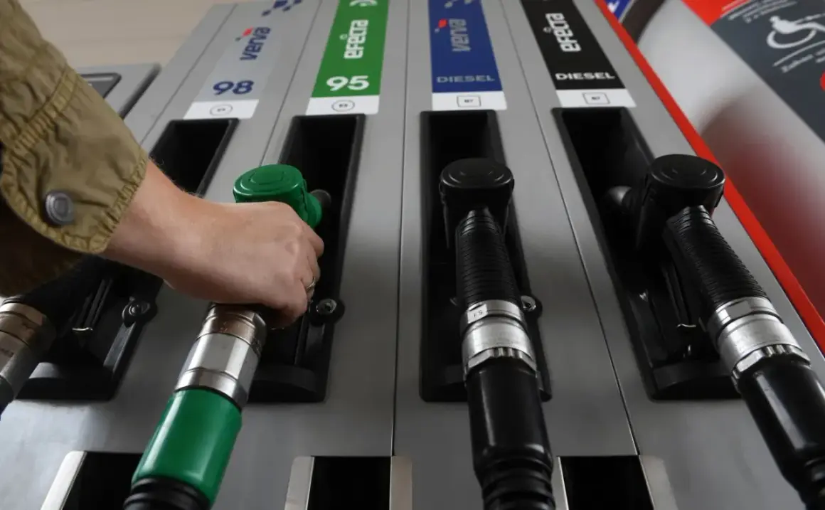 Ręka sięga po zieloną dyszę dystrybutora, obok czarne dysze do **diesel paliwo jak wygląda**.