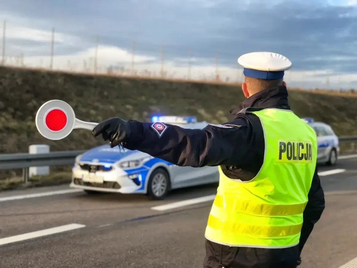 Policjant kieruje ruchem, sygnalizując zatrzymanie. Nowe przepisy drogowe w praktyce.
