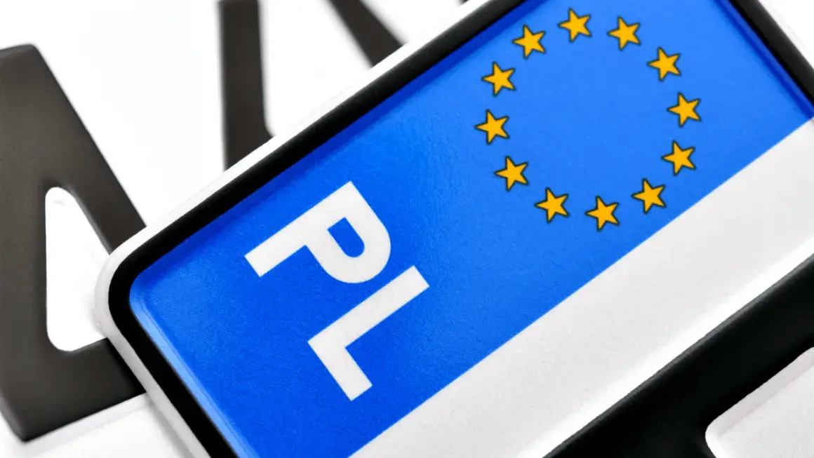 Zbliżenie na polskie tablice rejestracyjne, w tym te używane w leasingu, z symbolem Unii Europejskiej.