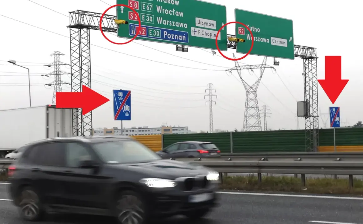 Kamery odcinkowy pomiar prędkości Warszawa na autostradzie. Znaki informują o kierunkach do miast.