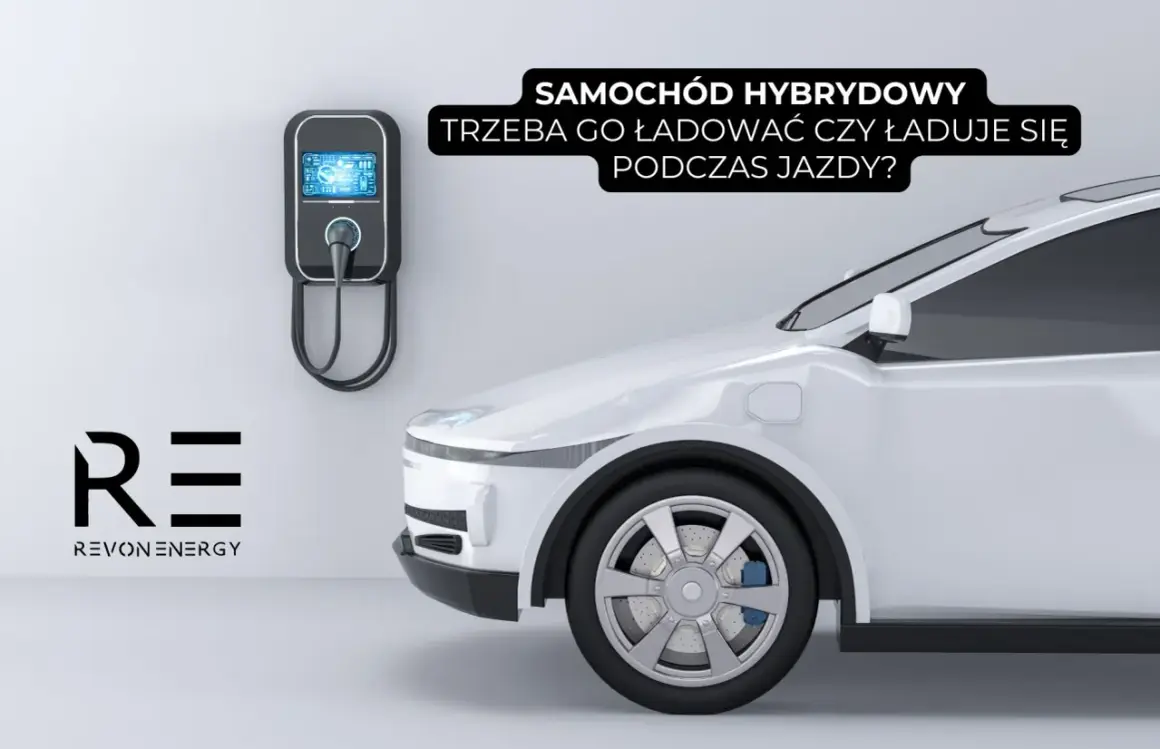 Biały samochód hybrydowy plug-in przy ładowarce ściennej. Czy hybryda plug-in ładuje się podczas jazdy? Logo REVOLUTION ENERGY.