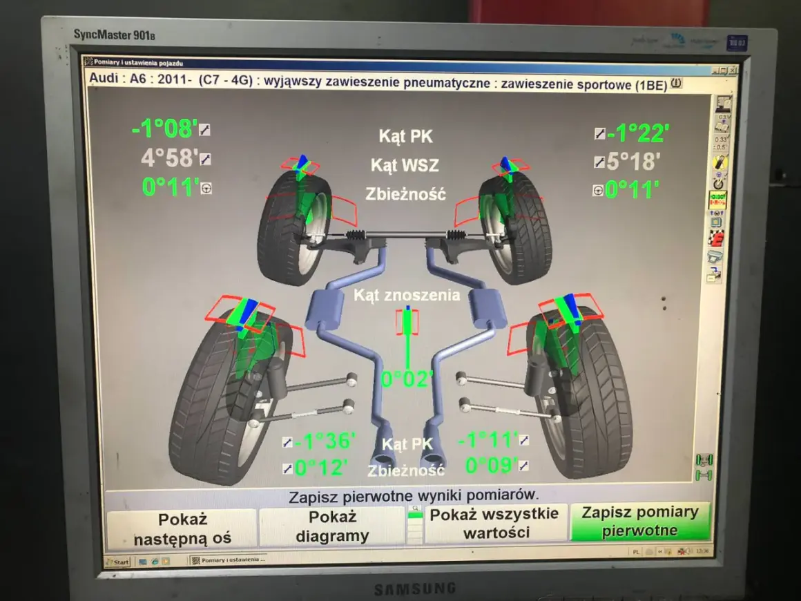 Zły kąt pochylenia koła objawy: na ekranie widoczny pomiar geometrii zawieszenia Audi A6, wskazujący nieprawidłowe wartości kątów.