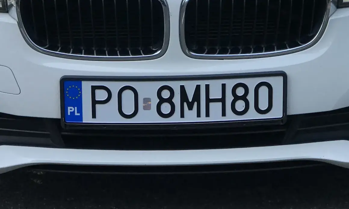 Numer rejestracyjny samochodu PO 8MH80.