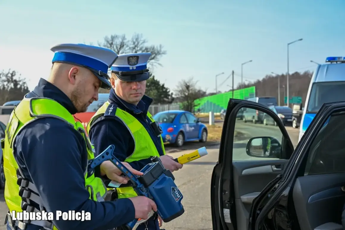 Policjanci z Lubuskiej Policji kontrolują prędkość. Kierowca niebieskiego Volkswagena może się martwić, kiedy zabierają prawo jazdy.