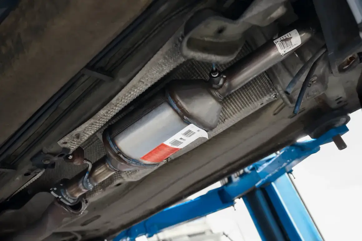 Podwozie auta z widocznym elementem układu wydechowego, który może być DPF. Sprawdź, jak sprawdzić czy auto ma DPF.