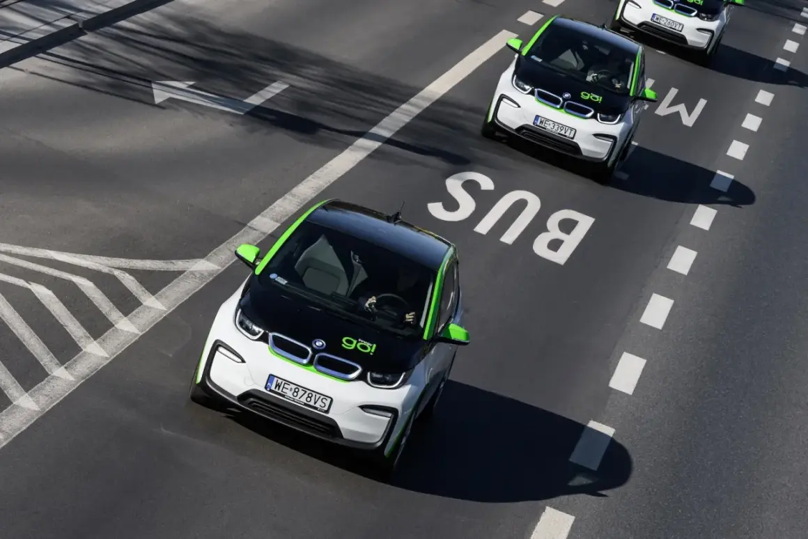 Czy elektryki mogą jeździć buspasem? Dwa biało-zielone BMW i3 jadą buspasem, jeden z nich jest bliżej kamery.
