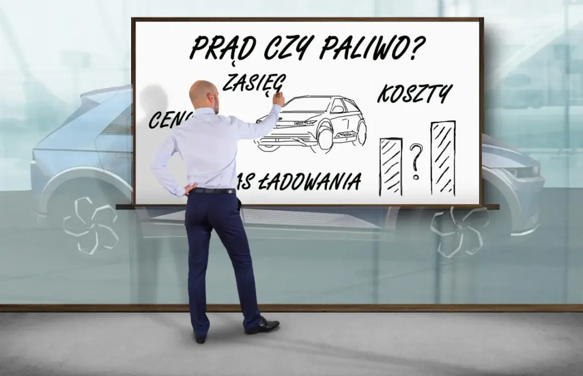 Mężczyzna pisze na tablicy "Prąd czy paliwo?", porównując zasięg, koszty i czas ładowania, co symbolizuje przyszłość samochodów elektrycznych.