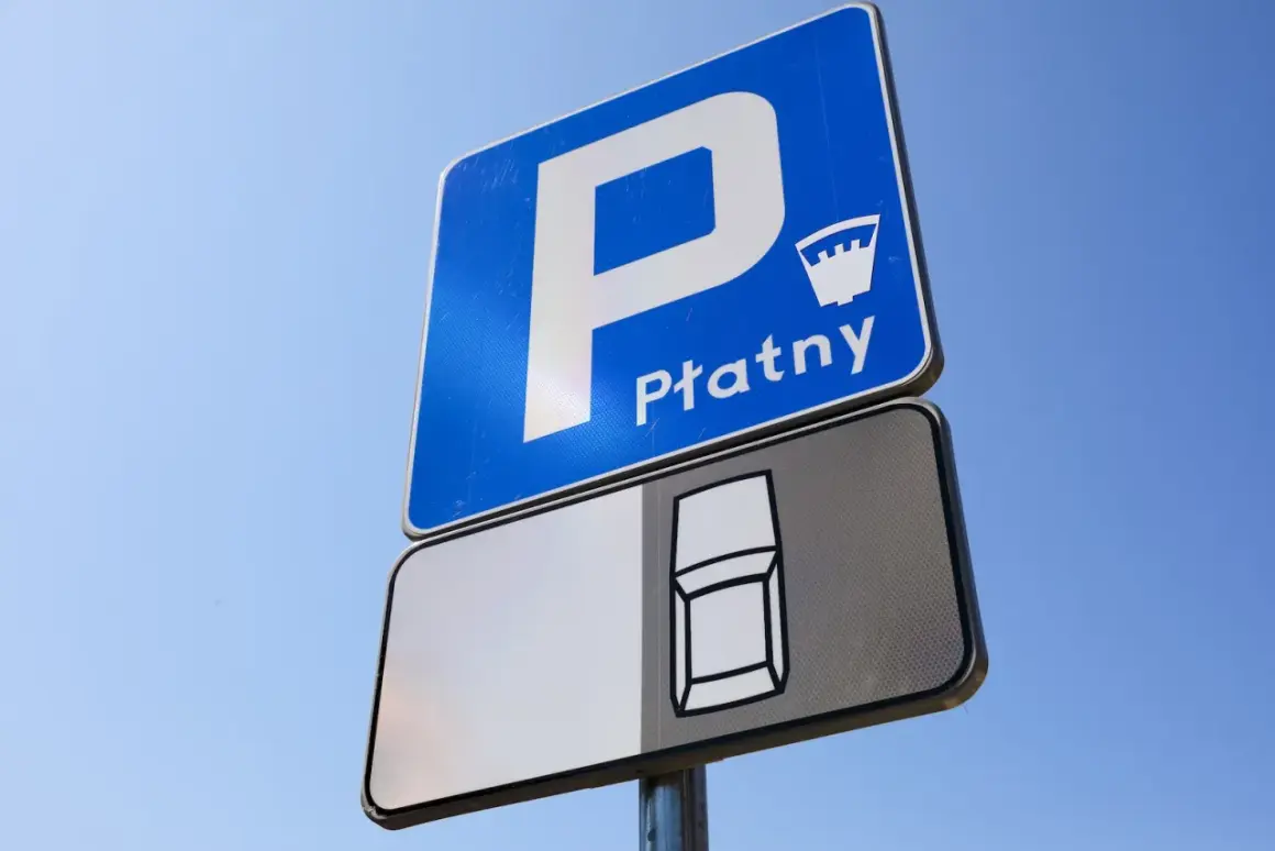 Znak "Płatny" z symbolem parkowania na kopercie. Przepisy dotyczące parkowania na kopercie są jasne: płatny postój.