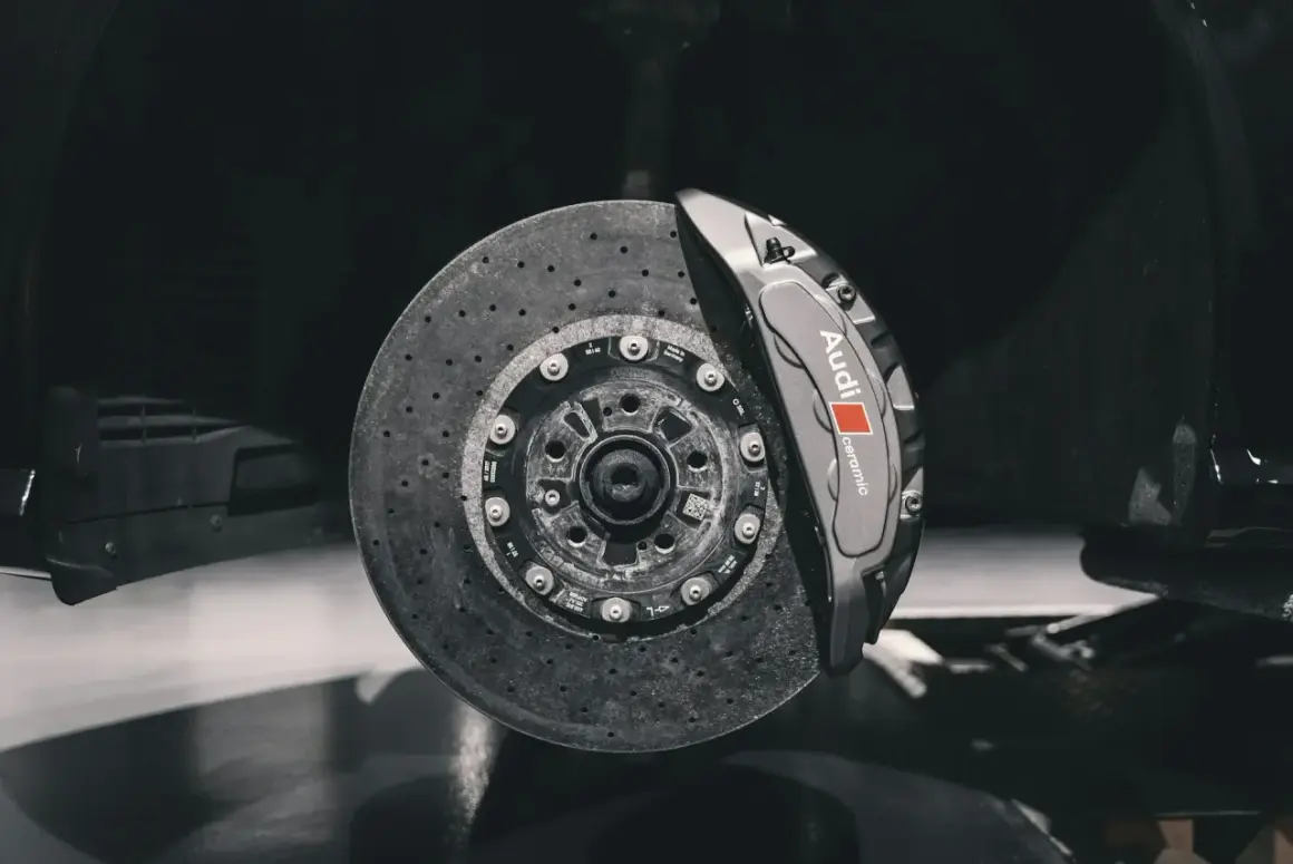 Audi ceramicowe hamulce. Jak zmierzyć tarczę hamulcową? Precyzyjne narzędzia i wiedza to klucz do sukcesu.
