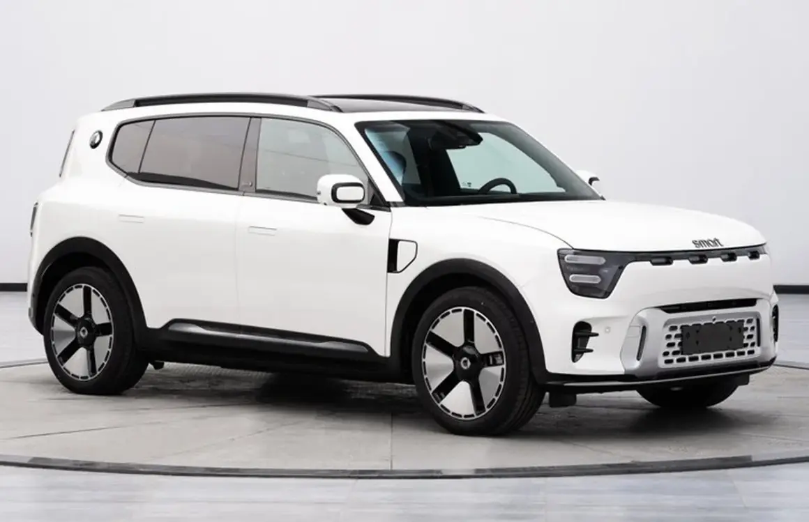Biały, elektryczny SUV segmentu D z czarnymi akcentami i futurystycznymi felgami.
