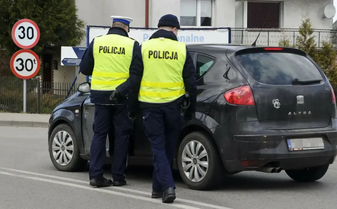 Policjanci zatrzymali kierowcę. Znak ograniczenia prędkości 30 km/h sugeruje, że mógł on przekroczyć dozwoloną prędkość, co grozi najwyższy mandat w Polsce.