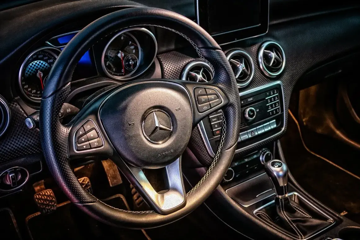 Wnętrze Mercedesa z kierownicą i deską rozdzielczą. Idealne do wynajem samochodu powyżej 150 tys. km.