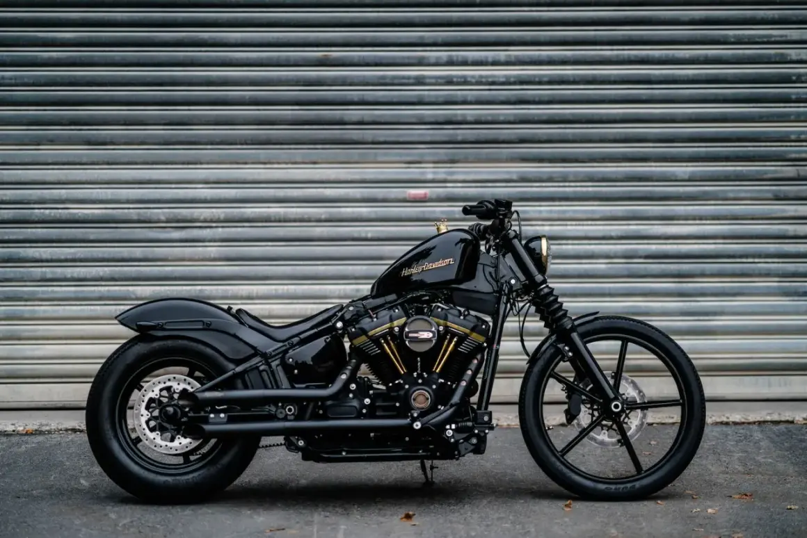 Czarny motocykl Harley-Davidson. Rozważasz motocykl w leasingu? Sprawdź koszty i możliwości.