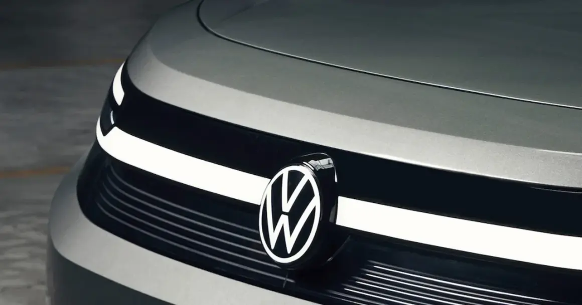 Zbliżenie na przód nowoczesnego samochodu, z widocznym logo Volkswagen. Nowe modele tej marki zachwycają designem.