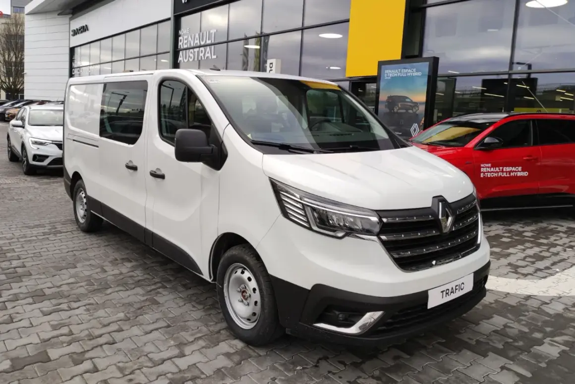 Biały bus Renault Trafic, idealny do transportu. Szukasz najlepsze busy? Ten model to świetny wybór dla Twojej firmy.