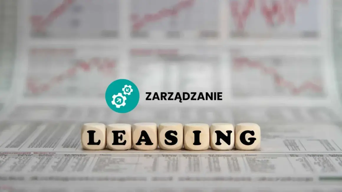 Drewniane kostki z literami tworzą napis LEASING. Obok symbol zarządzania i wykresy. To obrazuje leasing pracowniczy.