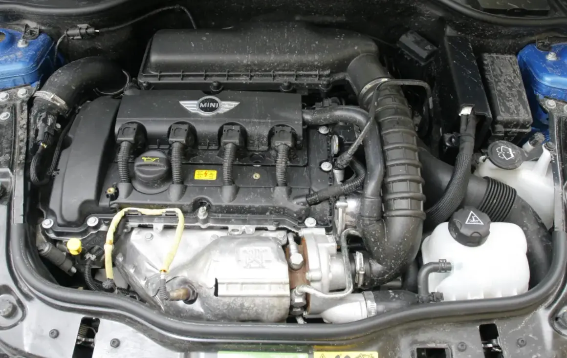 Silnik 1.6 VTi w Mini. Widoczne elementy układu dolotowego i osprzętu. Czy to wada fabryczna?