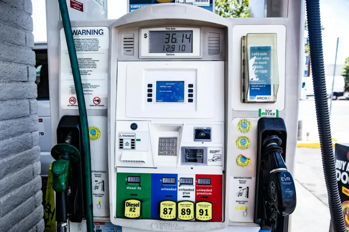 Stacja paliw z dystrybutorem, na którym widać cenę **diesel** do miasta, różne rodzaje paliwa i instrukcje.