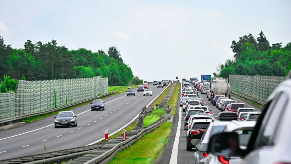 Długi korek na autostradzie. Samochody stoją w miejscu, a jazda pod prąd jest niemożliwa.
