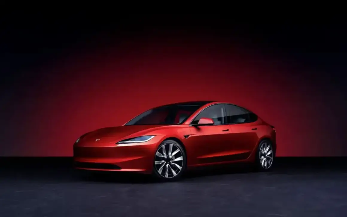 Czerwony Tesla Roadster, choć wygląda jak auto spalinowe, jest elektryczny. Jego futurystyczny design i sportowe linie przyciągają wzrok.