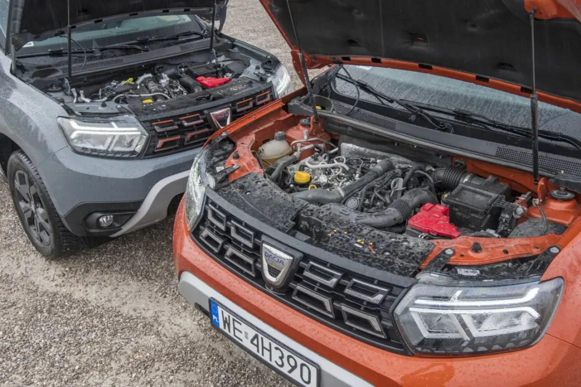 Dwa silniki Dacia Duster, szary i pomarańczowy, z otwartymi maskami. Który wybrać: diesel czy benzyna?