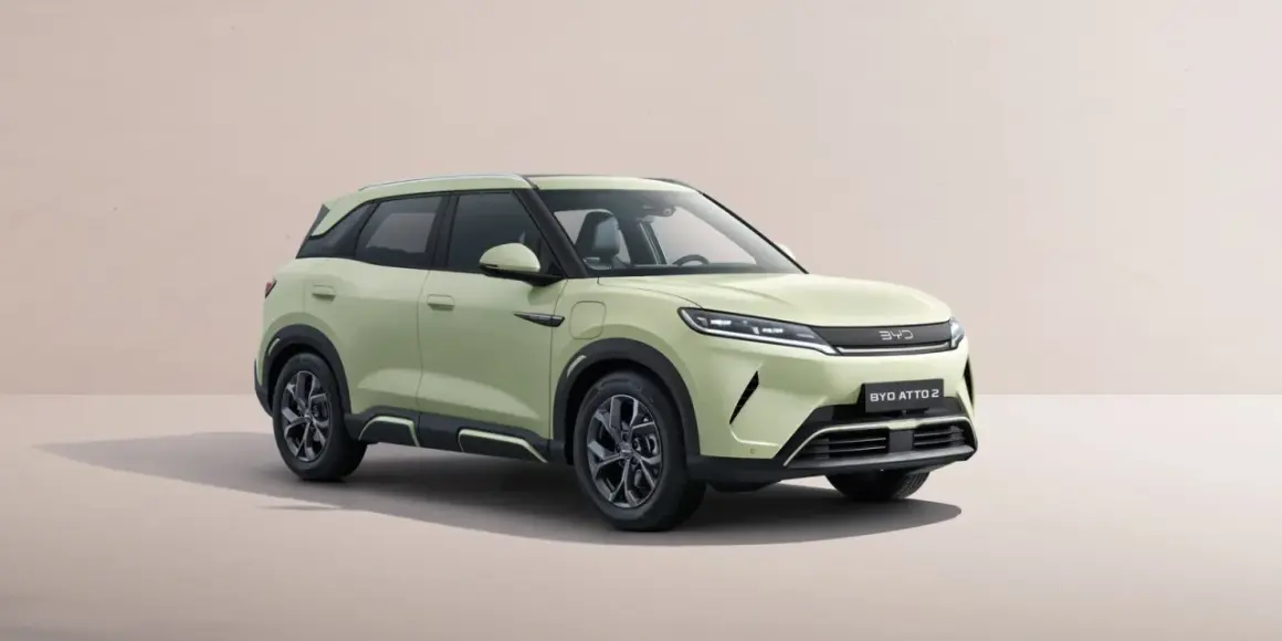 Jasnozielony suv elektryczny 4x4 BYD ATTO 2 prezentuje się nowocześnie.
