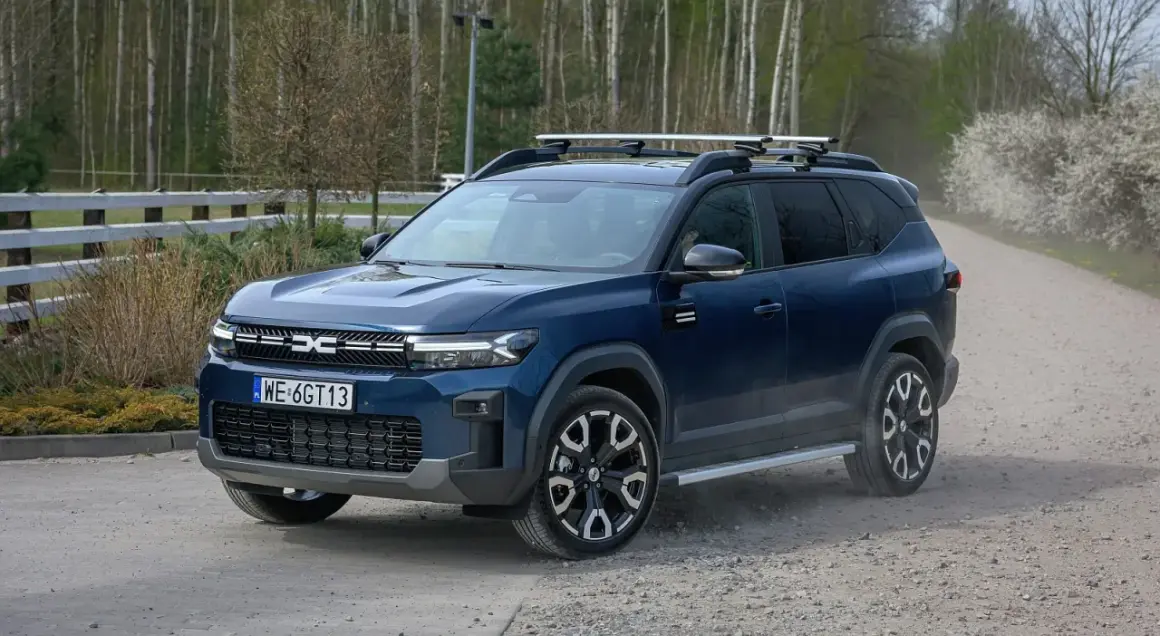 Ciemnoniebieski SUV z bagażnikiem dachowym, idealny na podróże. To najlepsze auto na gaz, gotowe na każdą drogę.