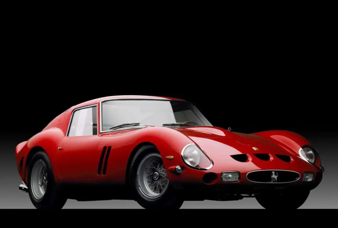 Klasyczny czerwony Ferrari 250 GTO, ikona włoskich marek samochodów, błyszczy na czarnym tle.