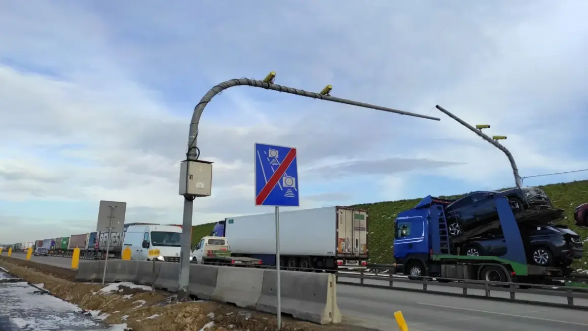 Korek na A1, znak końca odcinka pomiaru prędkości. Kierowcy zastanawiają się, jaka predkosc na A1 jest dozwolona.