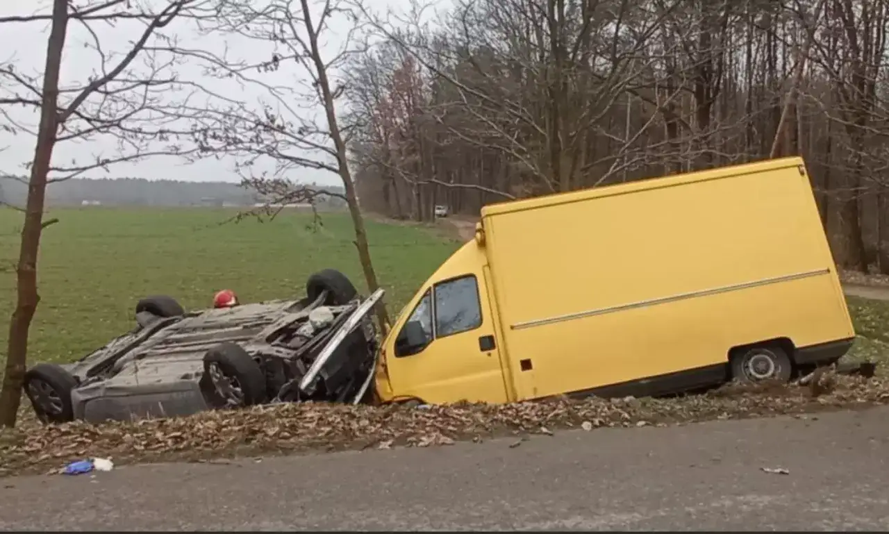 Wypadek z udziałem żółtej furgonetki i przewróconego samochodu. Może to być skutek jazdy po alkoholu, za co grożą nowe kary.