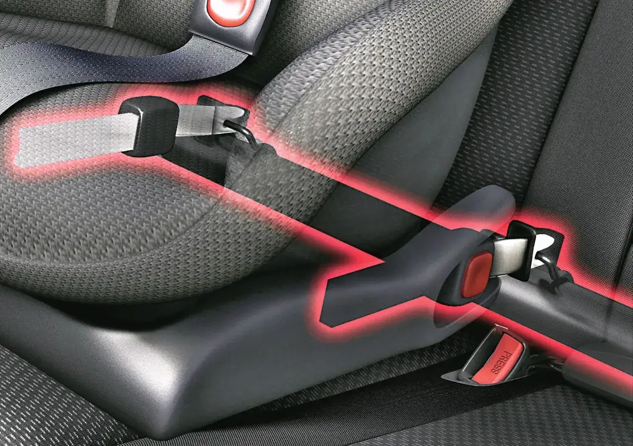 Widok na pasy bezpieczeństwa i mocowanie isofix w aucie. Czerwone linie podkreślają punkty mocowania.