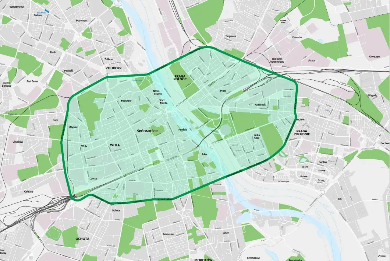 Mapa Warszawy z zaznaczoną zieloną strefą obejmującą Śródmieście, Pragę Północ i Południe, Wola, Żoliborz, Nowe Miasto i Stare Miasto.