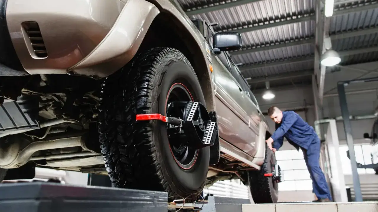 Mechanik sprawdza zbieżność kół, dbając o geometrię pojazdu.