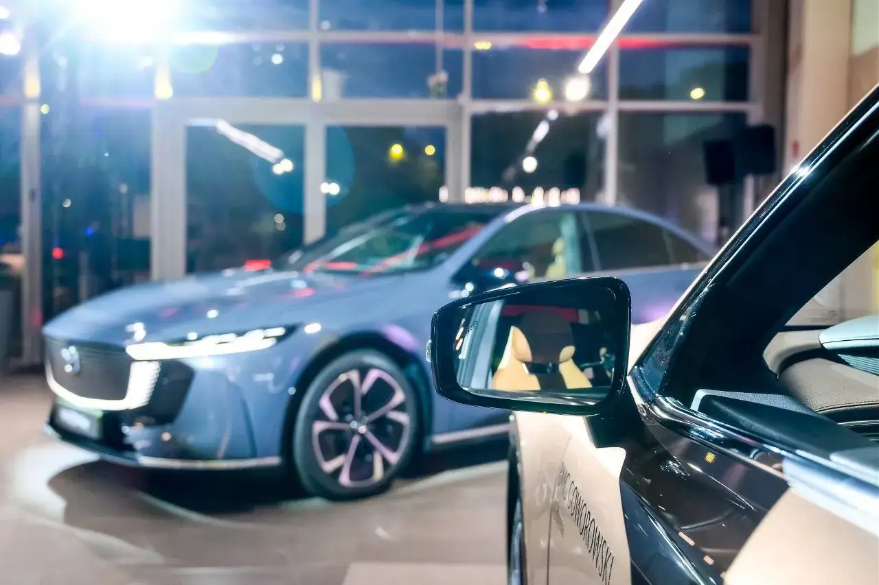 Nowe modele samochodów na rynku motoryzacyjnym, prezentowane w salonie.