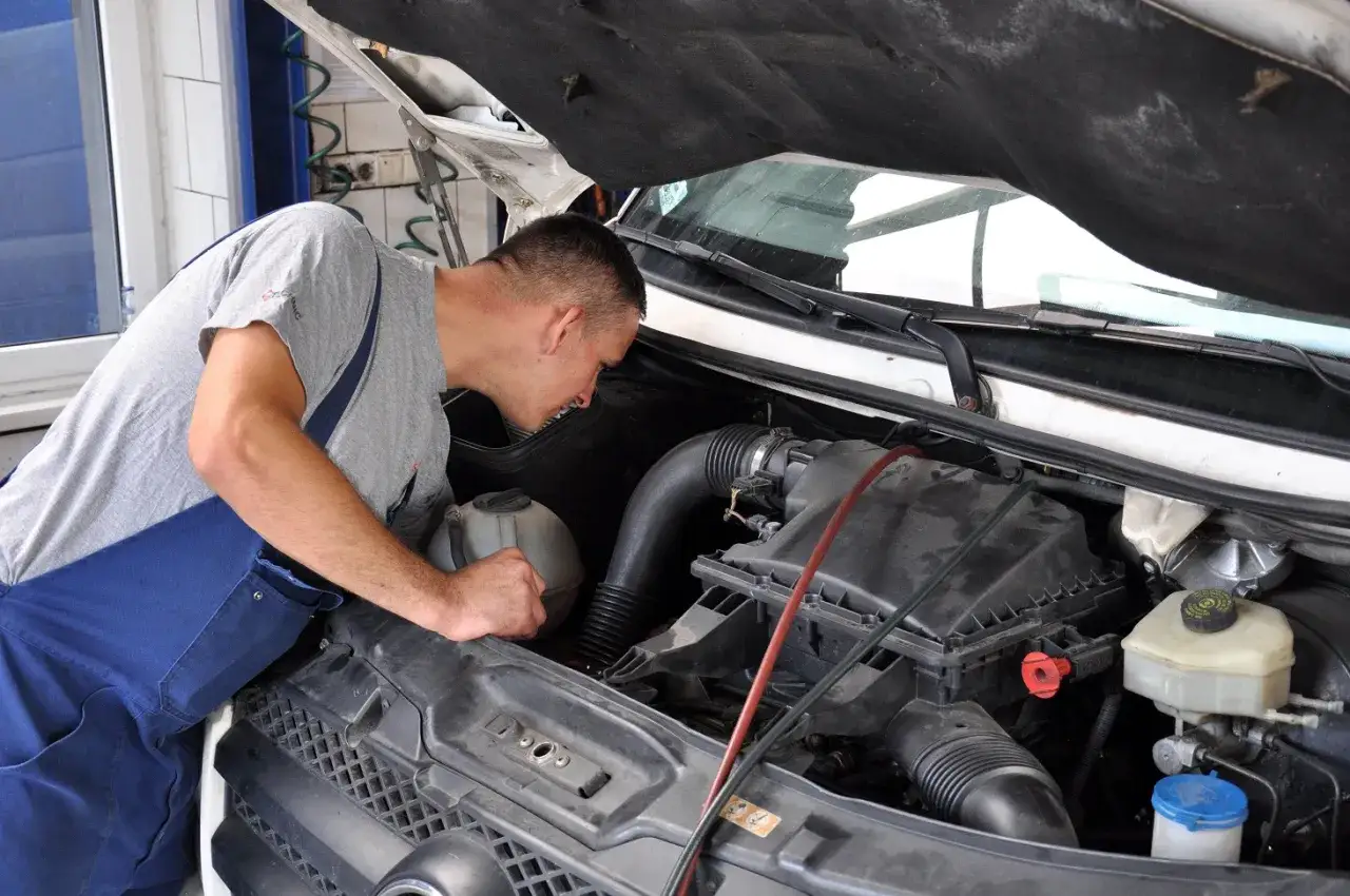 Mechanik bada silnik, szukając przyczyn nagłego wzrostu spalania diesel.