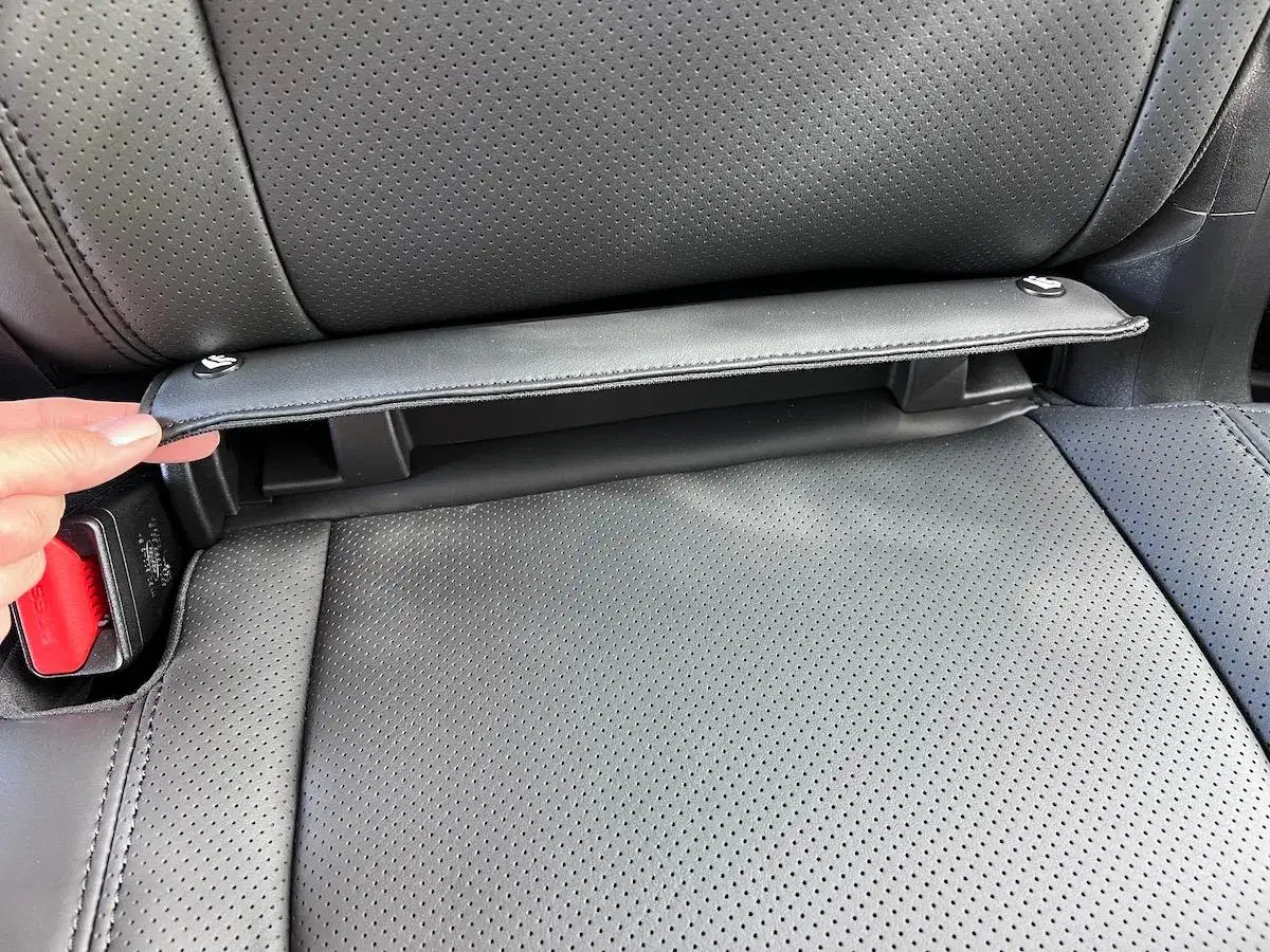Odkryj, jak sprawdzić, czy samochód ma isofix. Widoczne są zaczepy ukryte pod klapką na tylnej kanapie.