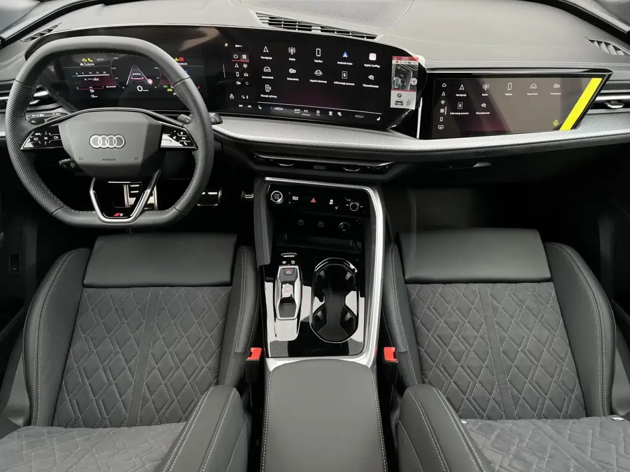 Wnętrze Audi Q5 z ekranami i wygodnymi fotelami. Plan serwisowy dla tego modelu jest kluczowy dla jego długowieczności.