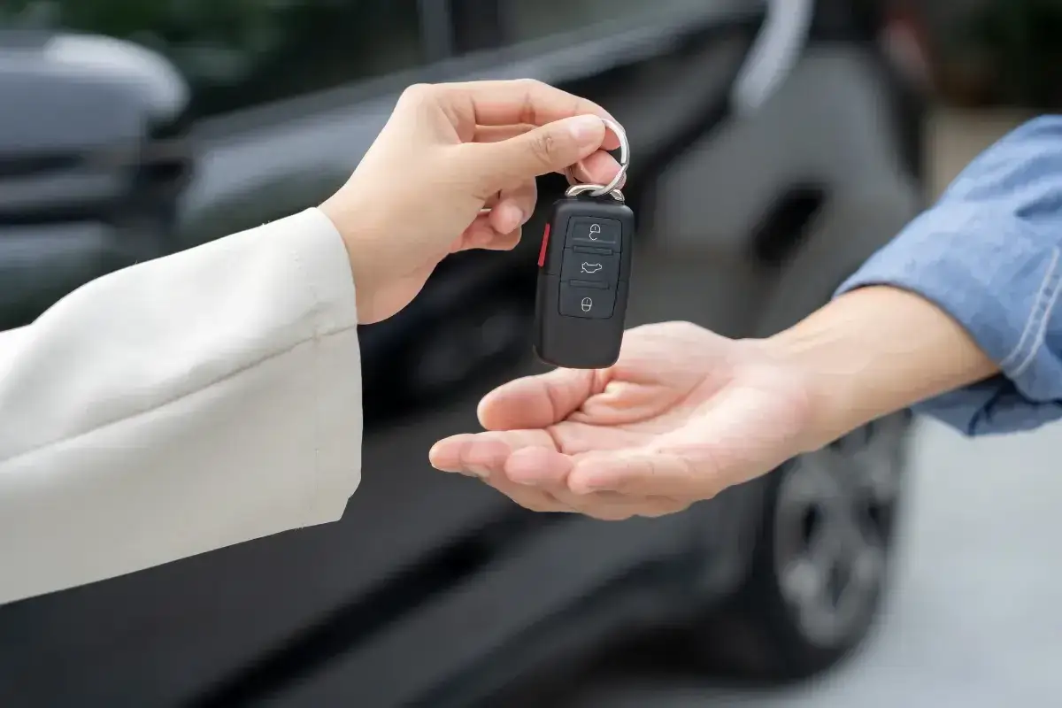 Przekazanie kluczyków do auta. Zastanawiasz się, jak sprawdzić czy auto jest w leasingu? Sprawdź historię pojazdu.