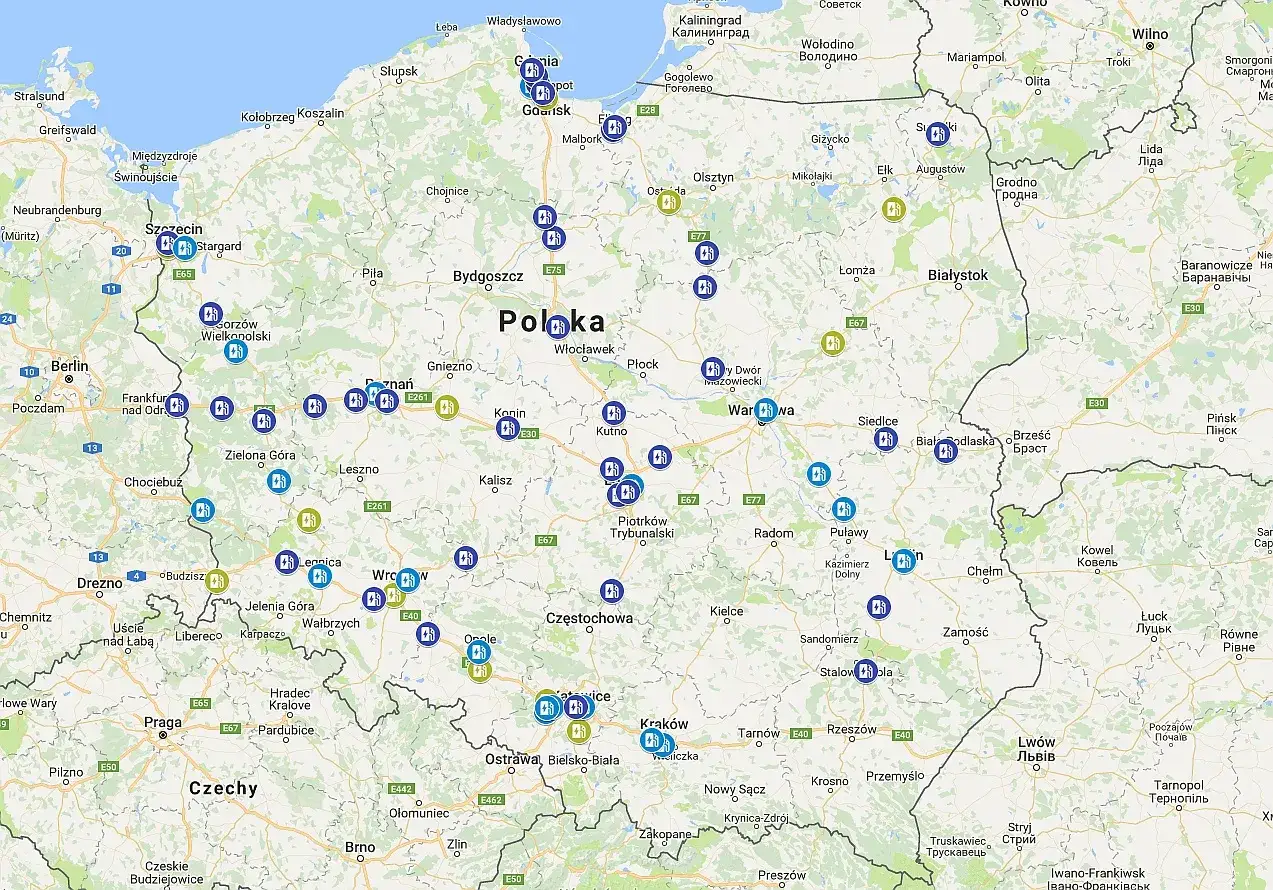 Mapa Polski z zaznaczonymi punktami, gdzie naładować samochód elektryczny.